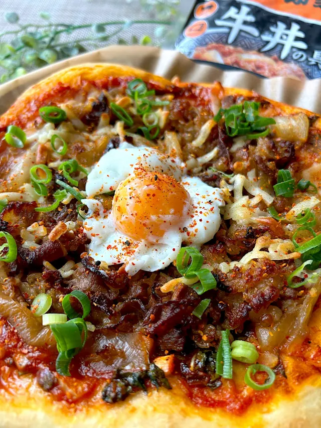 Snapdishの料理・レシピ写真:【おうち吉野家】吉野家の牛丼 de 牛丼ピザ🍕｜牛丼を超えた自由な食べ方、無限大！簡単＆美味な「おうち𠮷野家」が楽しすぎる♪