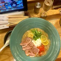 谷川岳ヨッホから上越新幹線で東京駅まで帰り、浜松町からモノレールに乗って羽田空港に来て、娘と待ち合わせて晩ご飯を「つるとんたん」さんでいただきました。僕は鴨ジュレと鴨出汁ムースのおうどん、|なびさん