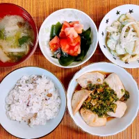 油淋鶏♡マカロニサラダ♡トマトとわかめのポン酢あえ♡お味噌汁♡|まゆかさん
