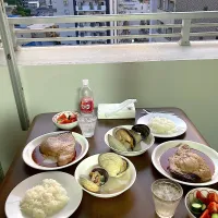今日の晩ご飯は、今朝、柳橋中央市場で仕入れた大あさりの酒蒸しとまぐろの照焼ステーキを家内（はやと）が作って、ベランダでサンセットディナーです。はやとに感謝😊| なびさん