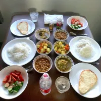 サバ缶カレーとひよこ豆カレーと野菜カレーを作り、インディカ米とナンで食べました|なびさん